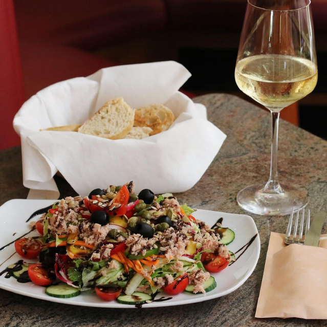 Mediterrane Snacks und Salate